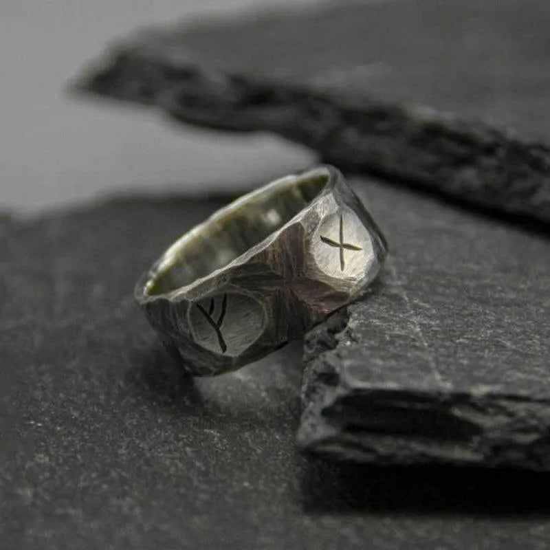 Detailaufnahme Runenring – Wikinger Ring aus Edelstahl mit nordischen Symbolen