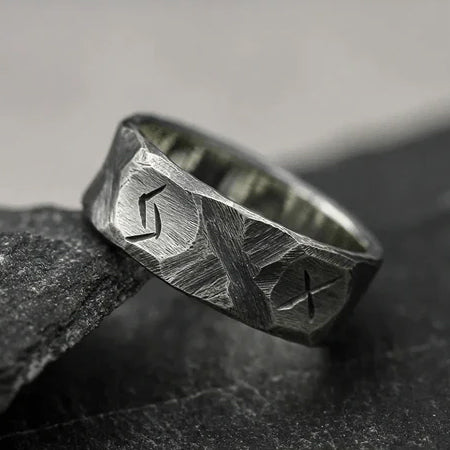 Makroaufnahme Wikinger Ring – Edelstahl Runenring, nordischer Viking Schmuck