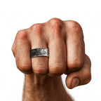 Wikinger Faust mit massivem Runenring – Viking Herrenring aus Edelstahl