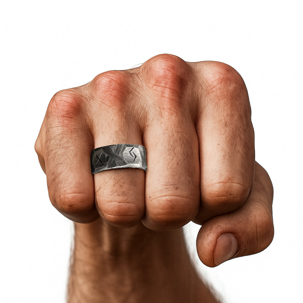 Wikinger Faust mit massivem Runenring – Viking Herrenring aus Edelstahl