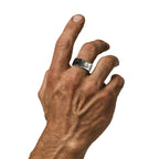 Männliche Hand mit Runenring – Wikinger Ring Edelstahl am Zeigefinger getragen