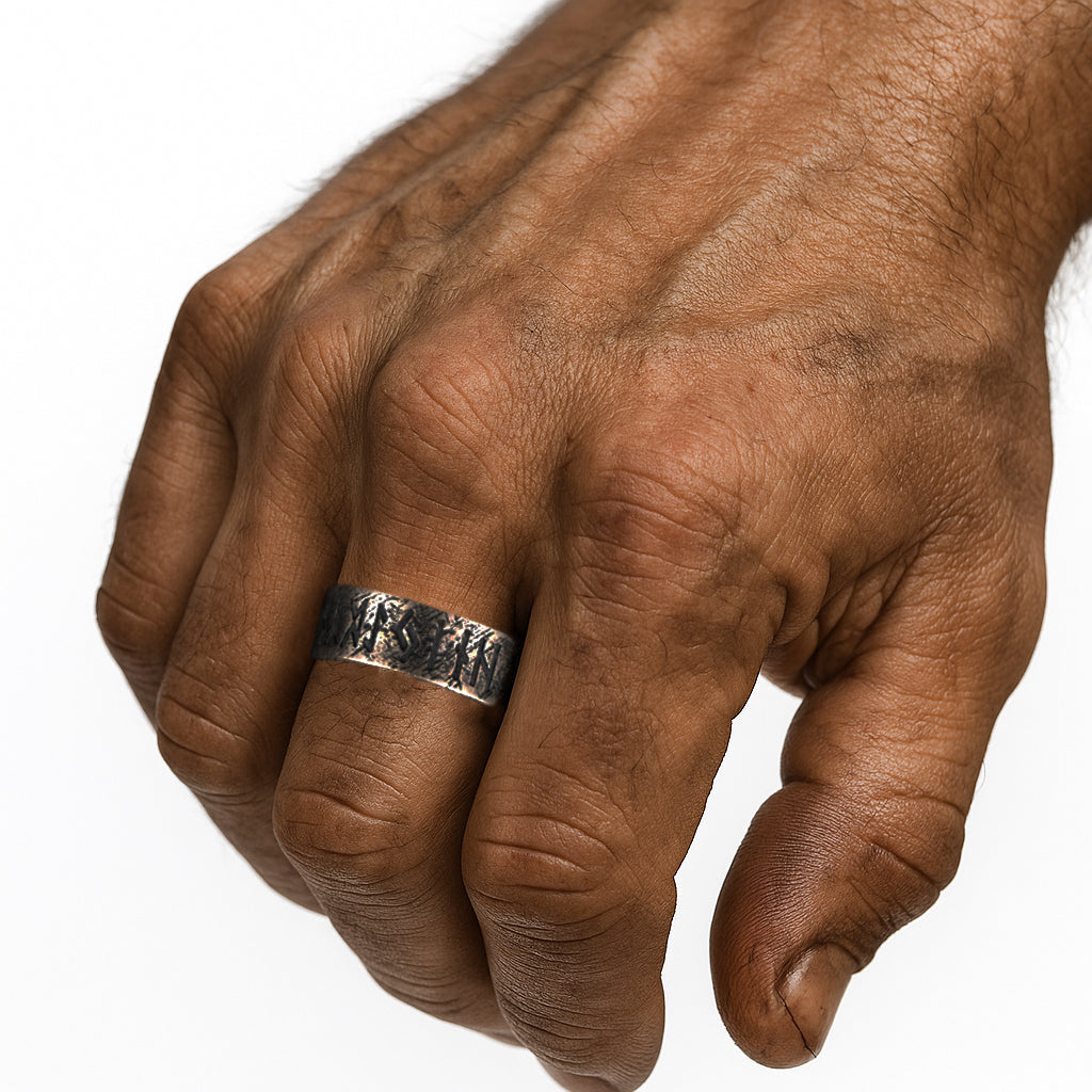 Männliche Hand trägt den Wikinger-Ring RUNAR aus Silber mit Runen-Gravur.