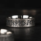 Nordischer RUNAR Silberring mit Runenschrift im Detail, dunkler Hintergrund.