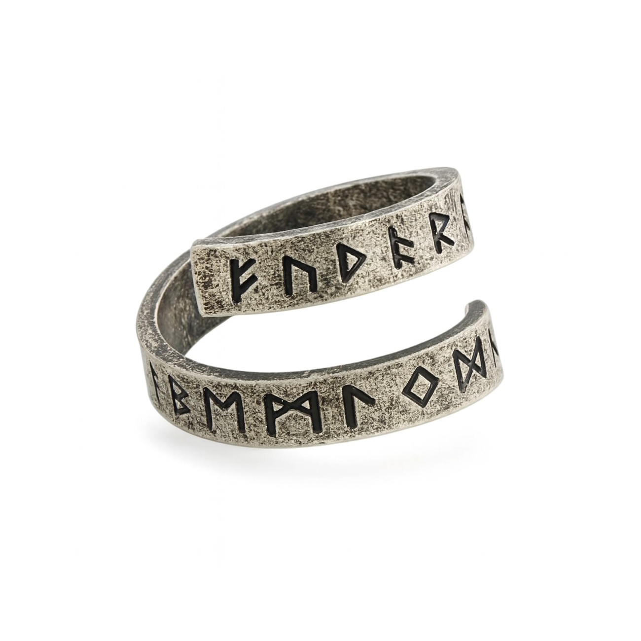 Antiker Wikinger-Ring aus silberfarbenem Metall mit eingravierten Runen in Spiralform. Die schwarzen Runensymbole „ᚾᛞᛖᚱ᛬ᛗᛗᚨᚱᛟᚾ“ verlaufen über zwei schmale, leicht verwitterte Bänder, die sich spiralförmig um den Finger winden. Der Ring liegt auf einem weissen Hintergrund und wirkt robust, handwerklich und authentisch im nordischen Stil.