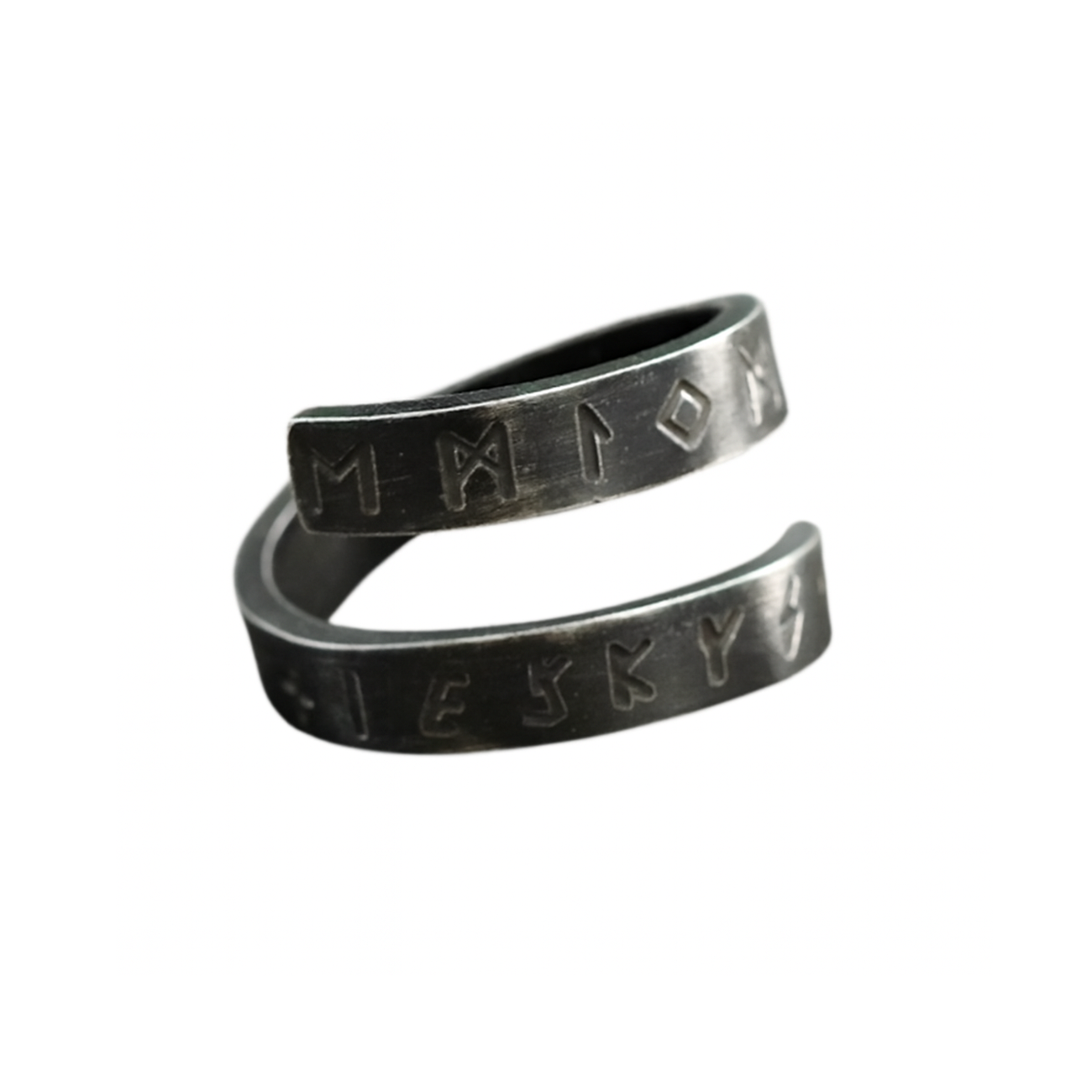 Dunkler Wikinger-Ring in Spiralform mit eingravierten Runen auf beiden Bändern. Der antik wirkende Metallring zeigt feine Gravuren nordischer Symbole und Runenbuchstaben, die sich über die zwei sich überlappenden Ringhälften winden. Fotografiert auf weissem Hintergrund – schlicht, kontrastreich und im rustikalen Wikinger-Stil.