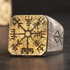 Wikinger Runen-Ring 925 Silber mit goldenem Vegvísir-Symbol, detailreich auf dunklem Hintergrund