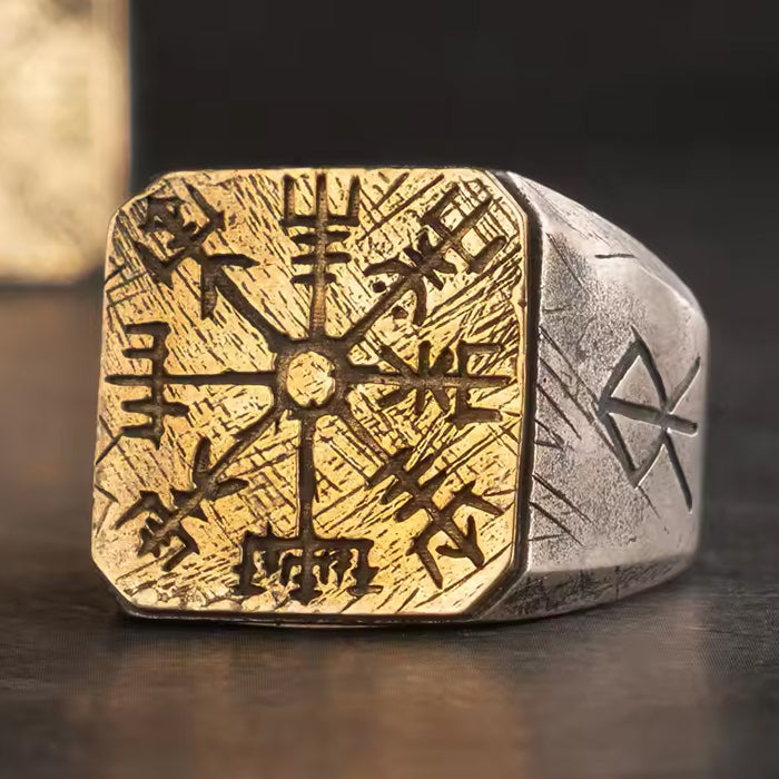 Wikinger Runen-Ring 925 Silber mit goldenem Vegvísir-Symbol, detailreich auf dunklem Hintergrund