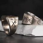 Wikinger Ring-Set aus 925 Silber mit Runenmuster und Vegvísir, edel inszeniert