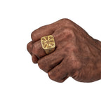 Massiver Wikinger Runen-Ring aus 925 Silber mit goldenem Vegvísir-Symbol, getragen an einer männlichen Hand