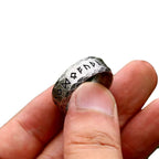 Wikinger Runen-Ring aus Edelstahl – von Schildmaid handgehaltener FUTHARK Ring mit sichtbaren Runen, robustem Design und mattem Metallfinish.