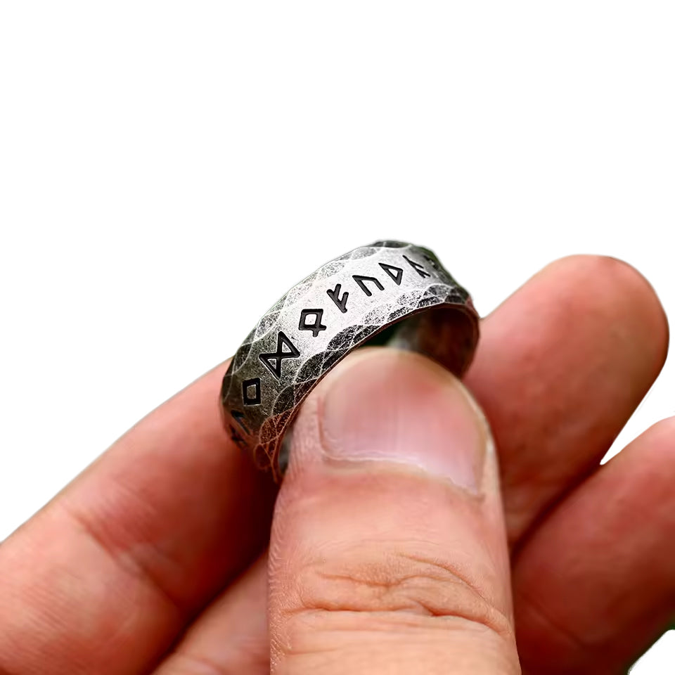 Wikinger Runen-Ring aus Edelstahl – von Schildmaid handgehaltener FUTHARK Ring mit sichtbaren Runen, robustem Design und mattem Metallfinish.