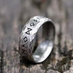 Runen-Ring Wikinger – schwarzer Edelstahlring mit nordischen FUTHARK Gravuren, gehämmert und matt verarbeitet.