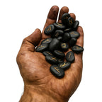 Wikinger Runen-Steine – handgravierte Natursteine im Viking-Design, goldene Symbole, mystisches Runen-Orakel in kräftiger Hand