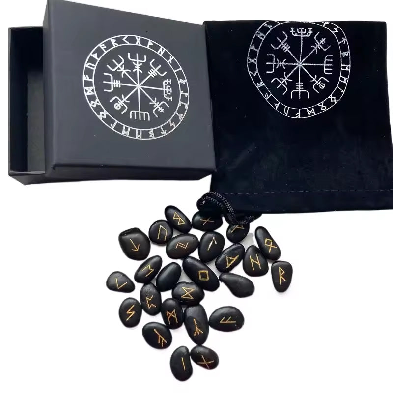 Runen-Steine im Wikinger-Set – 25 gravierte Natursteine mit goldenen Symbolen inklusive Aufbewahrungsbox und Beutel für Rituale und Wahrsagerei