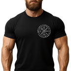 Wikinger T-Shirt RUNEN schwarz – nordisches Vegvisir Symbol auf der Brust, getragen von muskulösem Wikinger Modell