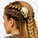 Raben-Schädel Haarklammer getragen in Wikinger-Flechtfrisur – inspiriert von Odins Raben Hugin & Munin, ideal für LARP & Reenactment