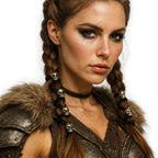 Wikingerin mit Leder-Haarband SKULLS – geflochtene braune Zöpfe mit schwarzen Lederbändern und silbernen Totenkopf-Perlen, nordisches Kriegerin-Outfit mit Fell und Rüstung