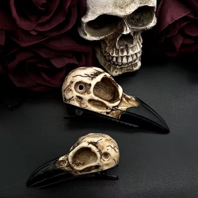 Zwei Größen der Raben-Schädel Haarklammer – 6,6 cm und 8,6 cm – Wikingerin Haaraccessoire im Crow-Skull Design
