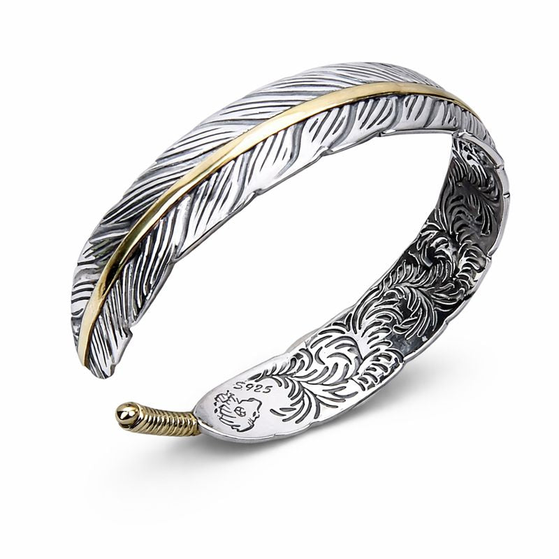 Schräg dargestellter Damen Armreif aus 925 Silber mit nordischer Feder, offen gearbeiteter Silberschmuck