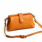 Echtleder Handtasche Damen Detailaufnahme in Braun, feine Lederstruktur aus echtem Rindsleder