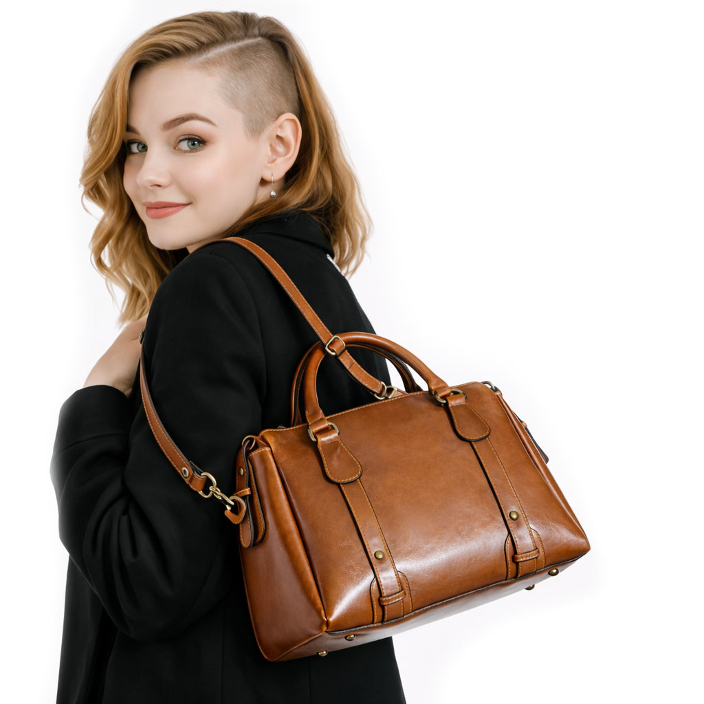 Echtleder Handtasche Damen Business getragen am Model mit schwarzem Mantel, weisser Hintergrund