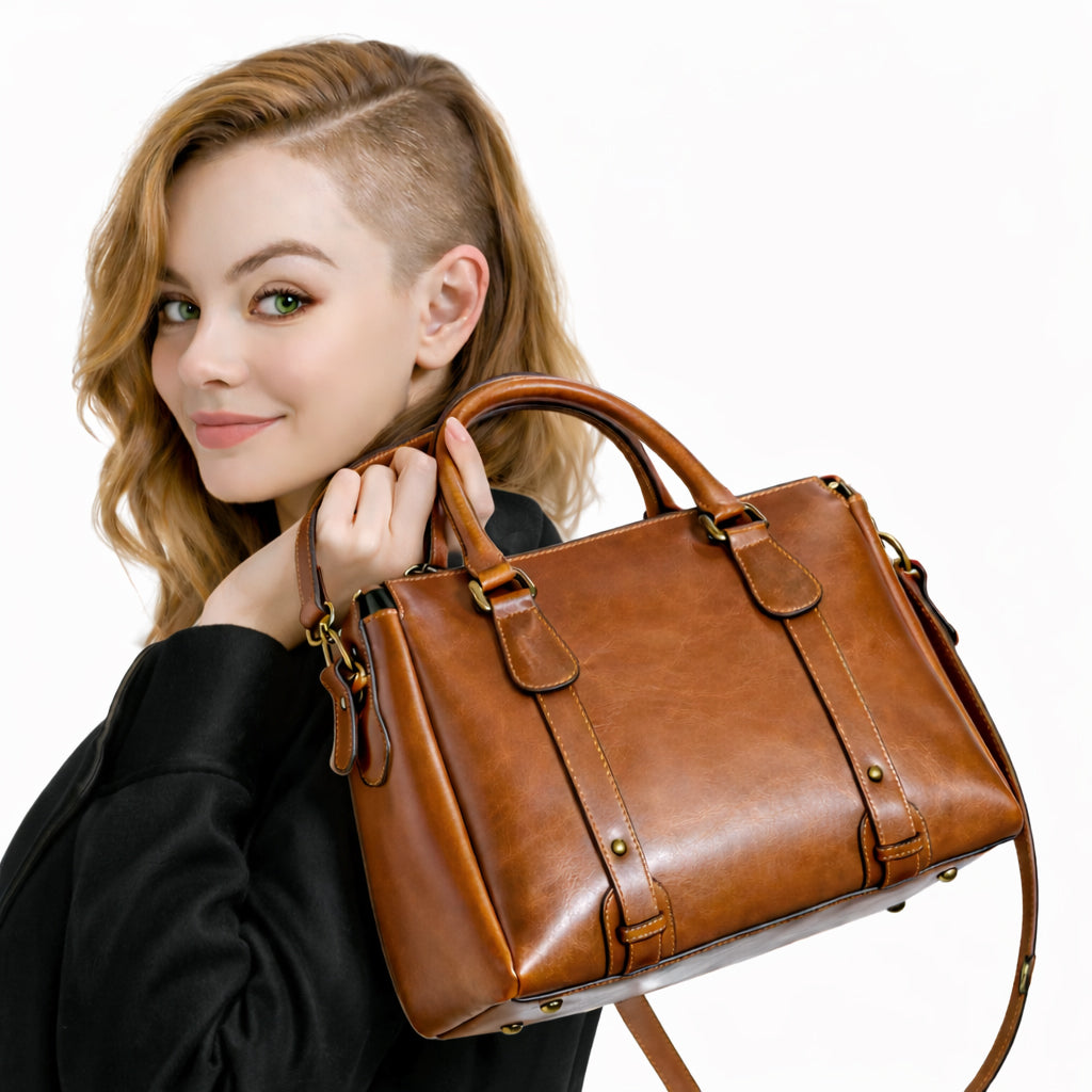 Echtleder Handtasche Damen Business getragen am Model, schwarzer Mantel, weisser Hintergrund