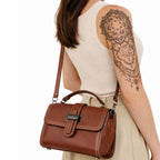 Echtleder Handtasche fuer Damen aus braunem Rindsleder getragen am Model Rueckenansicht