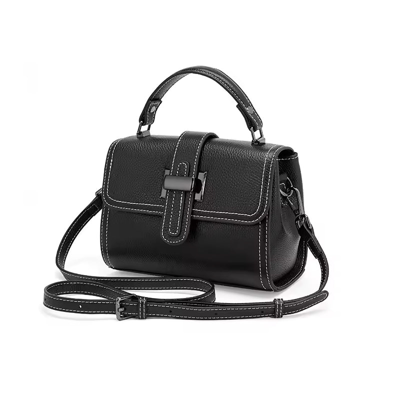 Echtleder Handtasche fuer Damen aus schwarzem Rindsleder freigestellt vor weissem Hintergrund