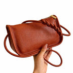 Detailaufnahme der Echtleder Handtasche Damen RUNA gehalten, aus Rindsleder