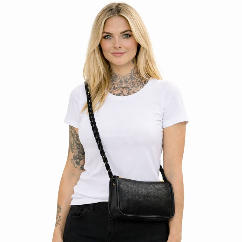 Echtleder Handtasche Damen RUNA Outdoor am Model aus echtem Rindsleder