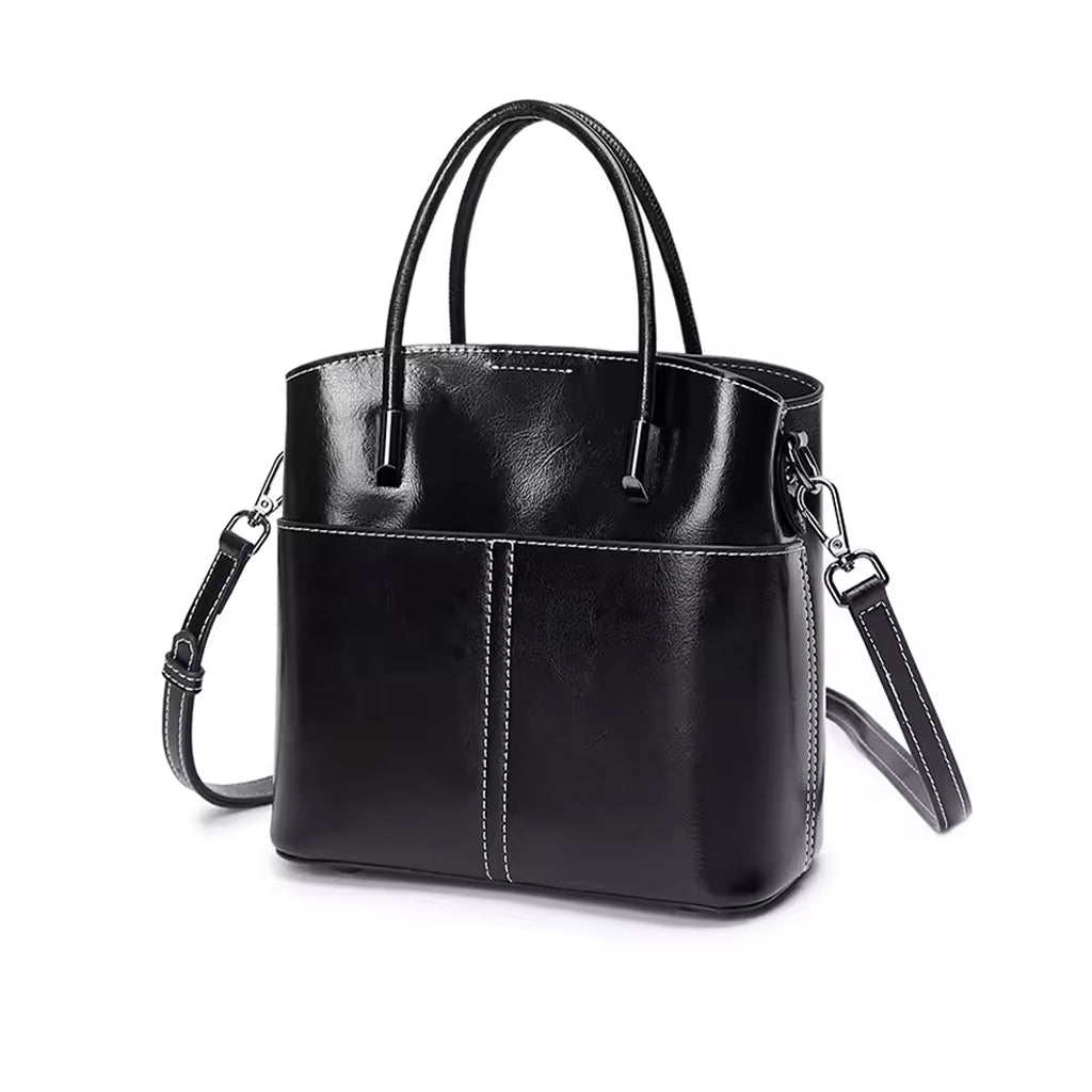 Echtleder Tasche Damen in Schwarz – Handtasche aus echtem Rindsleder freigestellt auf weissem Hintergrund