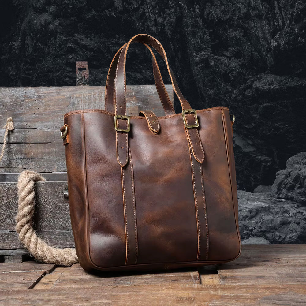 Echtleder Tasche Damen braun – hochwertige Ledertasche aus Rindsleder auf rustikalem Holzuntergrund