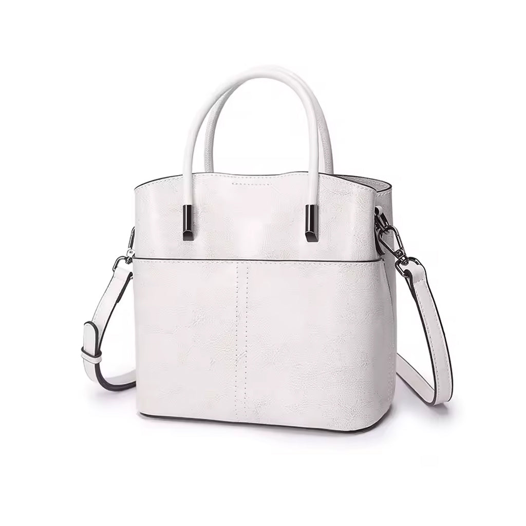 Damen Echtleder Tasche in Weiss – Model traegt Handtasche aus echtem Rindsleder vor weissem Hintergrund