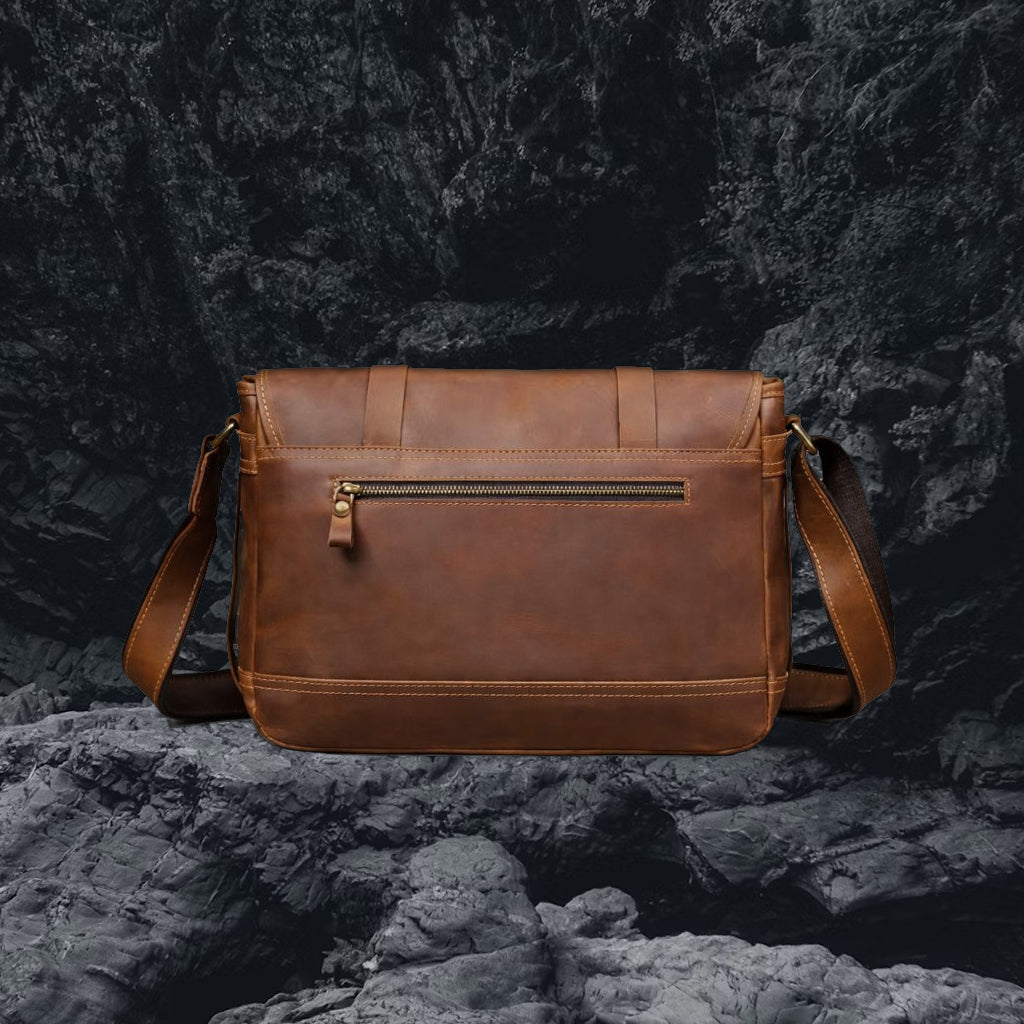 Echtleder Umhängetasche Herren braun, Rückseite mit Reissverschlussfach