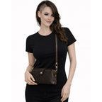 Echtleder Umhaengetasche fuer Damen aus braunem Rindsleder, getragen am Model mit schmaler Silhouette vor weissem Hintergrund