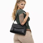 Echtleder Umhängetasche Damen in Schwarz von hinten getragen am Model