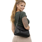 Echtleder Umhängetasche Damen in Schwarz seitlich getragen am Model