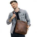 Echtleder Umhängetasche Herren braun – grosse Ledertasche aus Rindsleder am Model über der Schulter getragen