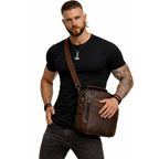 Echtleder Umhängetasche Herren getragen am Model, kompakte Ledertasche mit Schultergurt