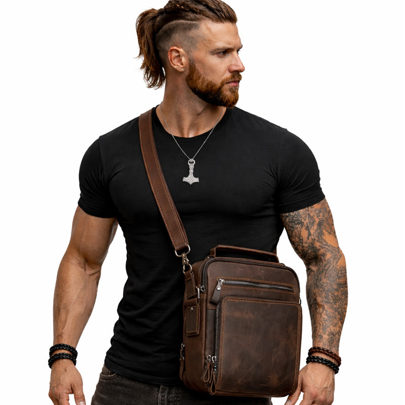 Herren Umhängetasche aus Echtleder Seitenansicht am Model, hochwertige Ledertasche mit Struktur