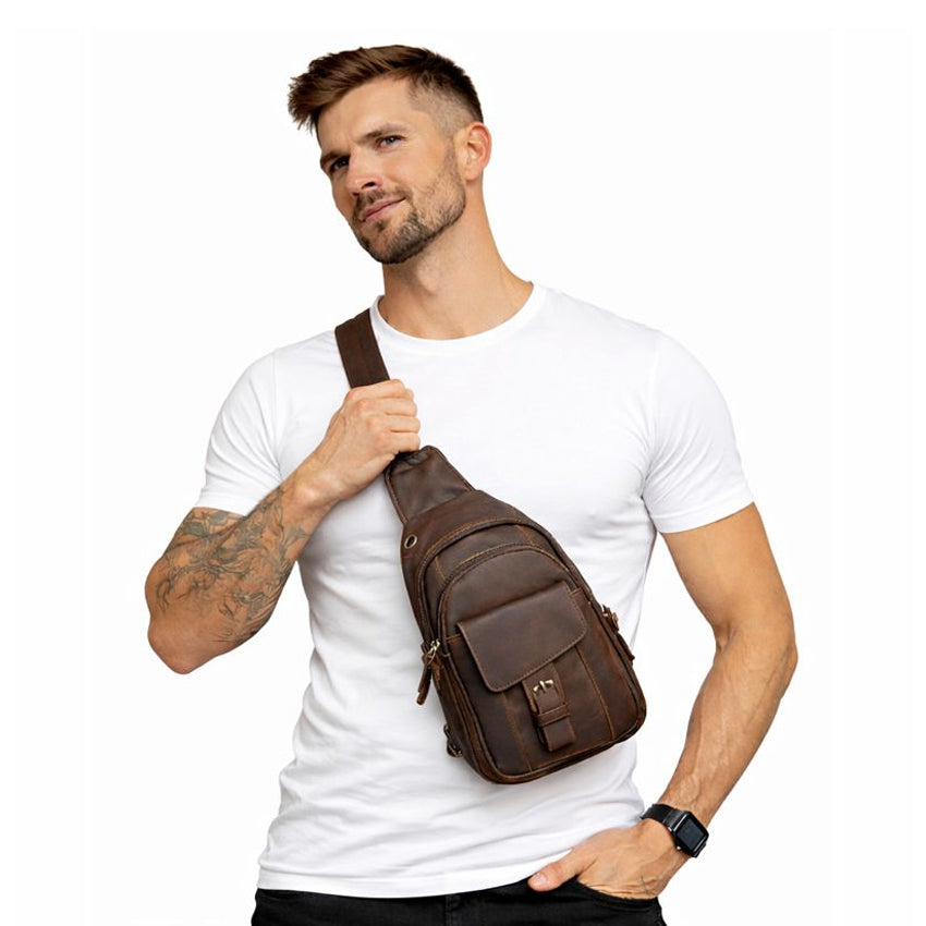Echtleder Umhängetasche Herren aus echtem Rindsleder, alltagstaugliche Crossbody-Tasche getragen am Model