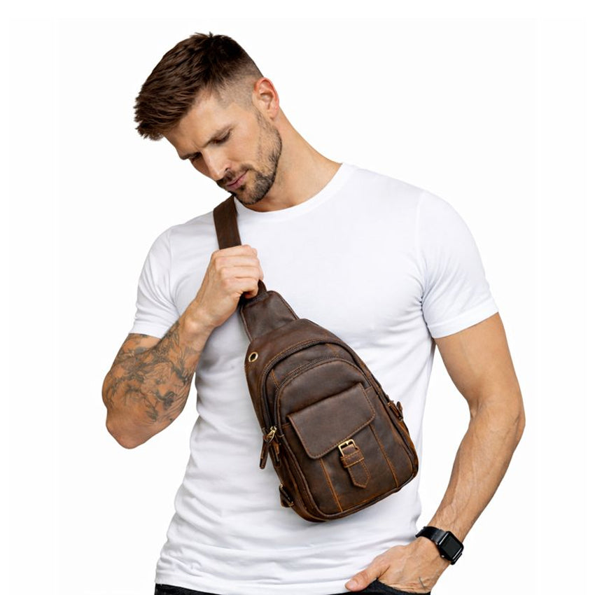 Kompakte Echtleder Umhängetasche für Herren aus Rindsleder, seitlich getragen am Model