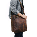 Echtleder Umhängetasche Herren aus echtem Rindsleder – Seitenansicht der Ledertasche am Model