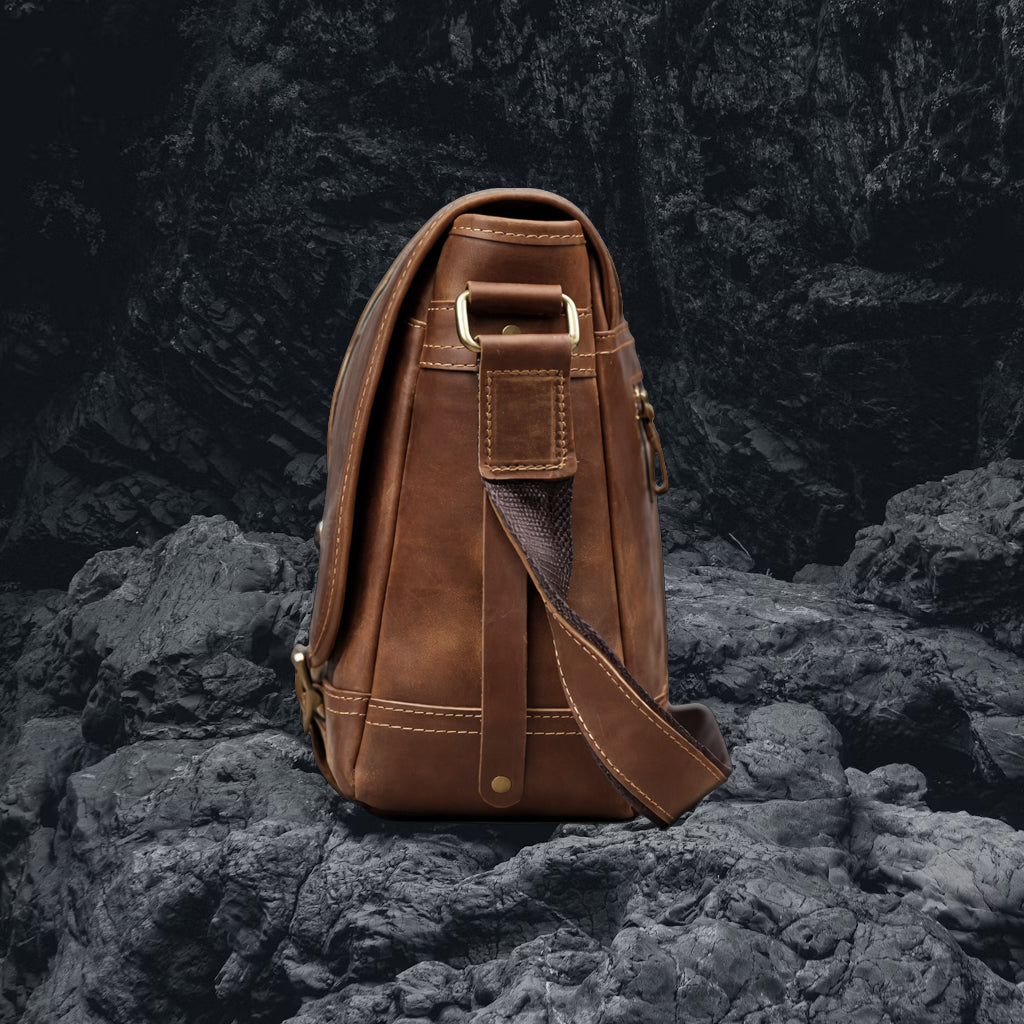 Echtleder Umhängetasche Herren aus braunem Leder, seitliche Ansicht mit