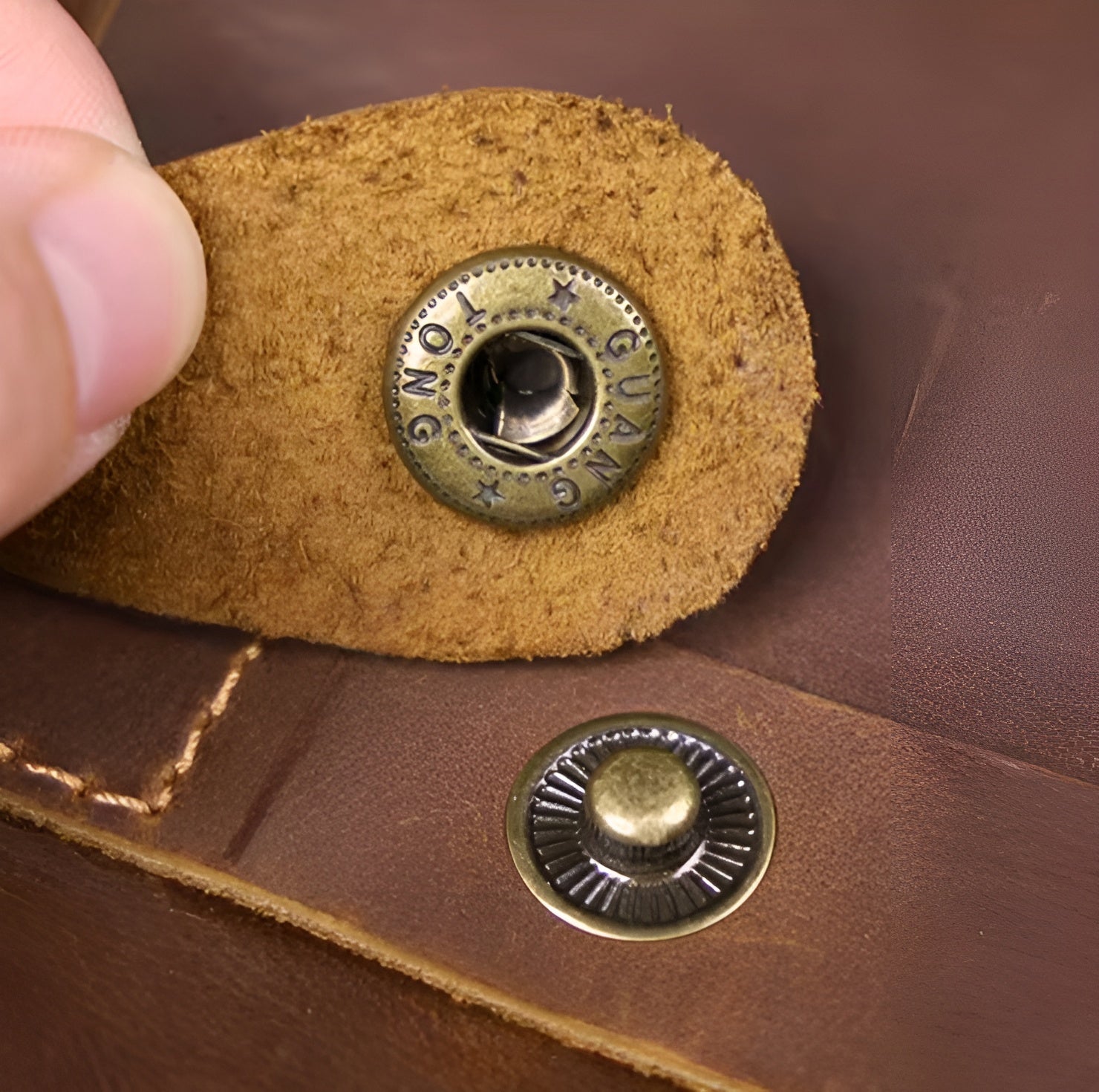 Druckknopf Detail an brauner Echtleder Tasche mit sauberer Ledernaht