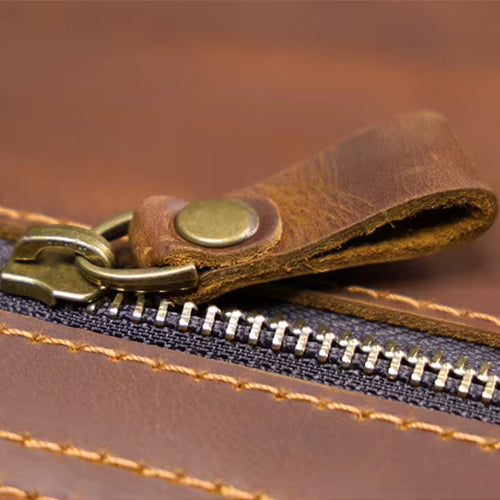 Metall-Reissverschluss Detail an brauner Echtleder Umhängetasche