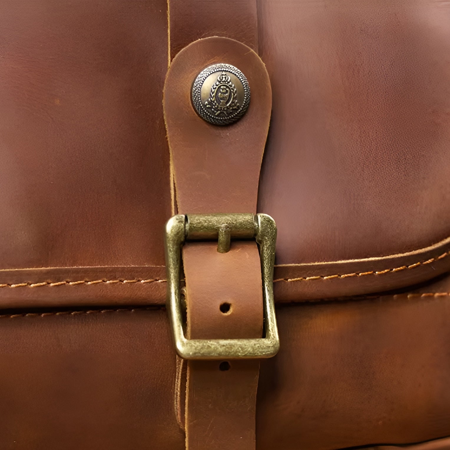 Schnallenverschluss aus Metall an brauner Echtleder Umhängetasche