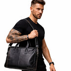 Herren Echtleder Tasche schwarz, Business Ledertasche aus echtem Leder getragen von Modell