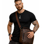Herren Echtleder Umhängetasche aus echtem Rindsleder, getragen am Model, kompakte Schultertasche mit verstellbarem Gurt