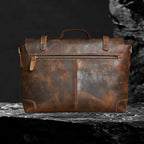 Herren Echtleder Umhängetasche Rückansicht auf schwarzem Felsen robuste Ledertasche